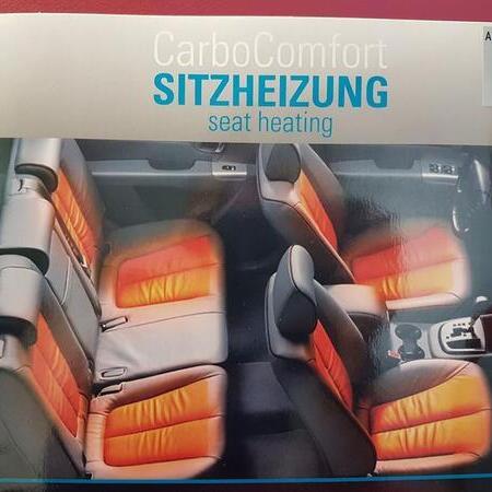 Bild eines Produkts "Carbo-Comfort Sitzheizung", das den Innenraum eines Autos zeigt mit vier sitzen und hervorgehobenen warmen Flächen
