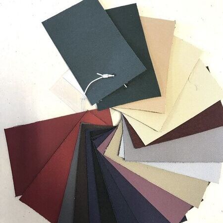 Ein Farbskala-Fächer auf weißem Hintergrund