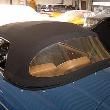 Ein blauer Porsche 356 mit schwarzem Verdeck