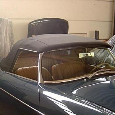 Ein Porsche 356 mit schwarzem Verdeck