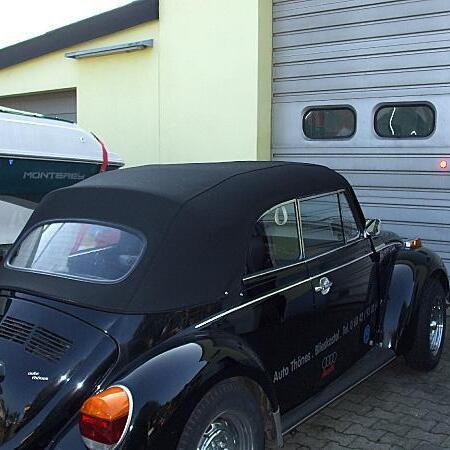 Ein schwarzer VW Käfer mit Cabrioverdeck