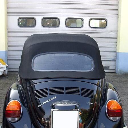 Ein schwarzer VW Käfer mit Cabrioverdeck