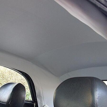 Innenbereich eines VW Käfer mit Cabrioverdeck