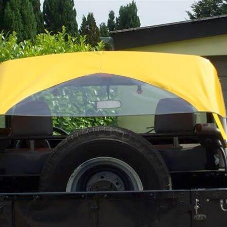 Schwarzer Jeep mit gelben Bikini-Top Cabrioverdeck von hinten