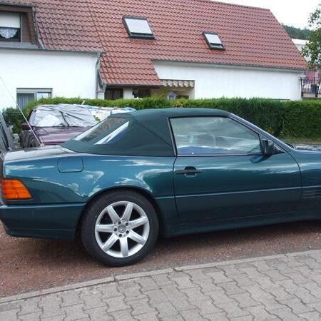 Ein Mercedes 129 mit Cabrioverdeck steht auf der Straße