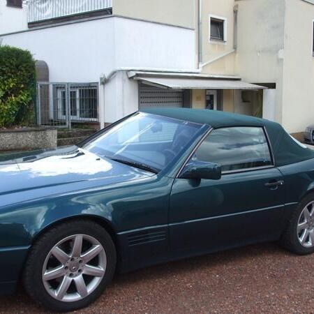 Ein Mercedes 129 mit Cabrioverdeck steht auf der Straße