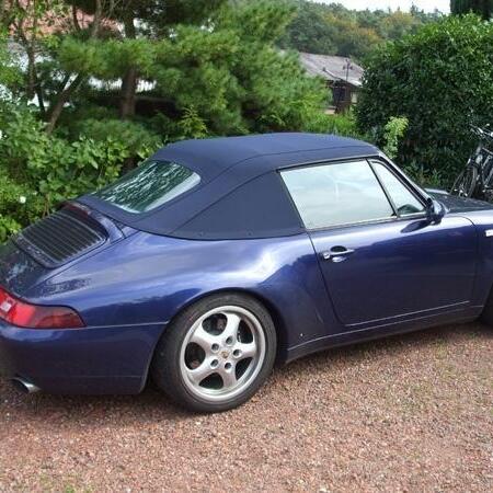 Ein blauer Porsche 996 mit Cabrioverdeck