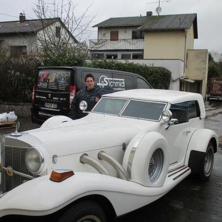 Ein Mann posiert neben einem weißen Excalibur Hardtop