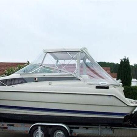 Weißes Boot mit weißem Verdeck auf einem Bootsanhänger