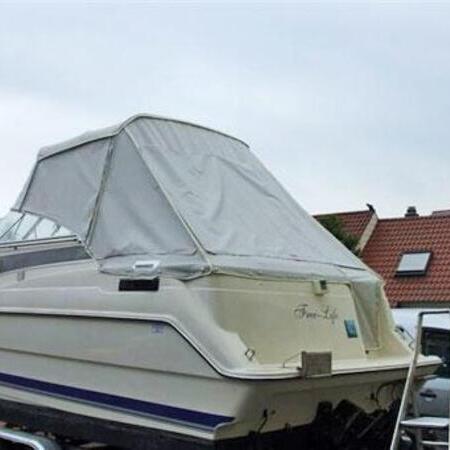 Weißes Boot mit weißem Verdeck auf einem Bootsanhänger