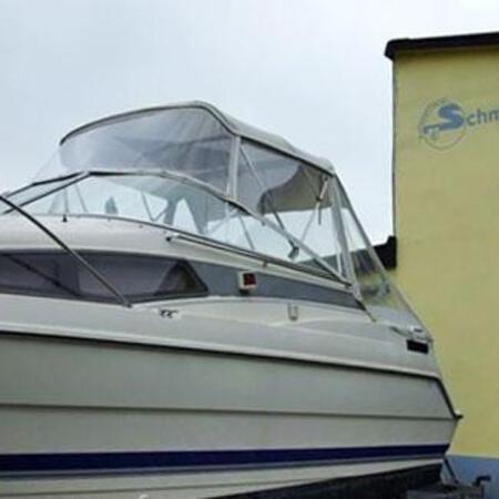 Weißes Boot mit weißem Verdeck