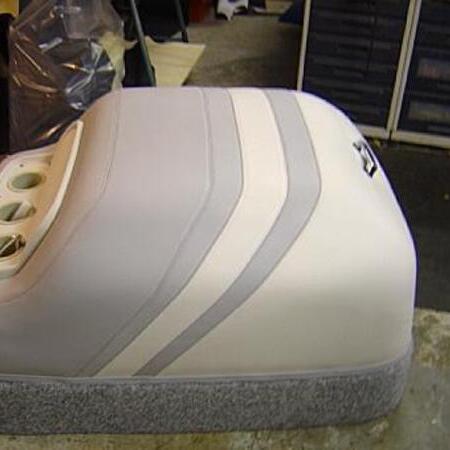 Ein gepolsterter Bootssitz steht auf dem Boden zur Veranschaulichung