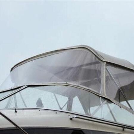 Weißes Boot mit weißem Verdeck