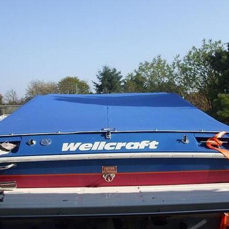 Ein Boot mit blauem Verdeck