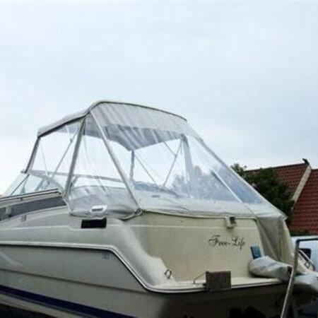 Weißes Boot mit Verdeck am Steg