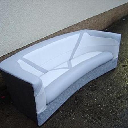 Weißes Sitzsofa für ein Boot steht auf dem Boden zur Veranschaulichung