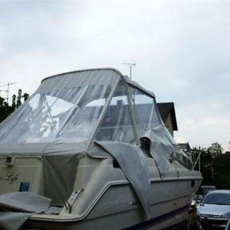 Weißes Boot mit Verdeck am Steg