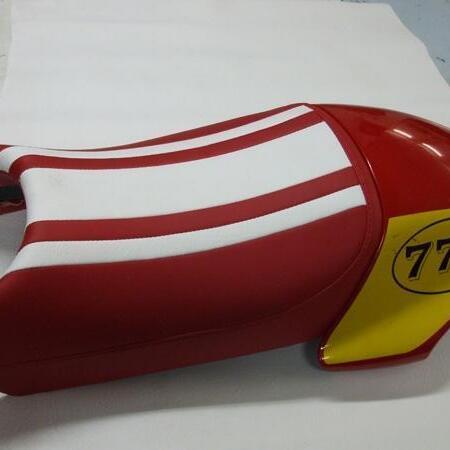 Motorradsitz mit der Nummer 777 darauf, in einem klaren und modernen Design