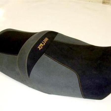 Schwarzer und gelber Motorradsitz mit der Aufschrift XJR1300