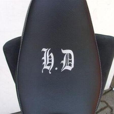 Motorradsitz in schwarz und weißem Design