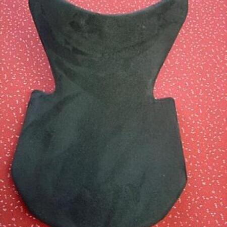 Schwarze Motorradsitzbank auf rotem Hintergrund