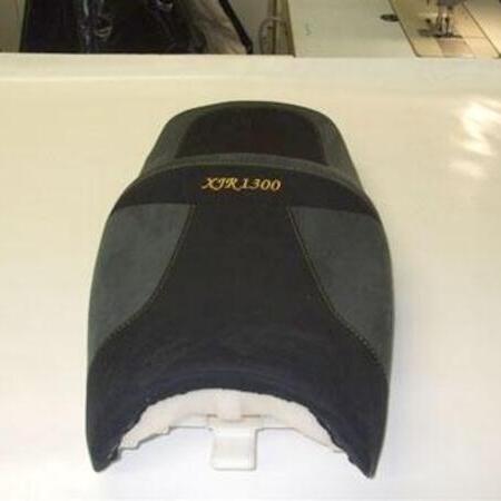 Schwarzer und gelber Motorradsitz mit der Aufschrift XJR1300