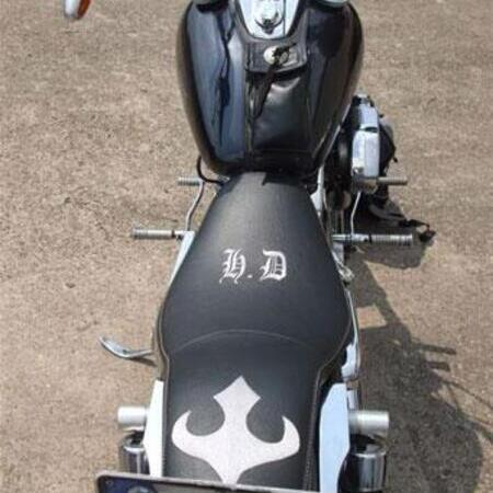 Ein Motorrad mit einem schwarz-weißen Design