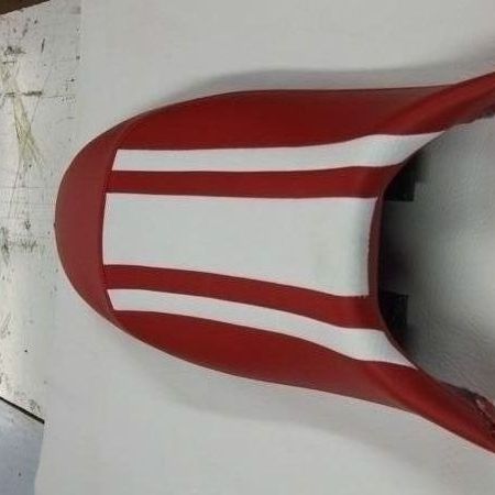 Roter und weißer Motorradsitz mit einem weißen Streifen