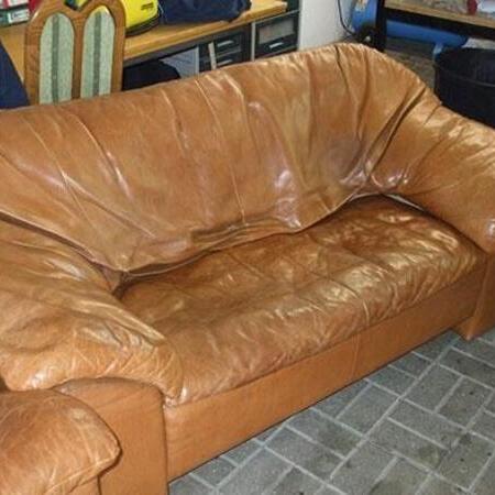 Vorher - Braune Ledercouch in der Werkstatt