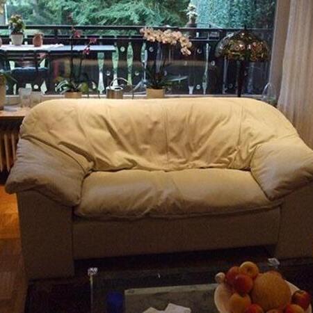 Nachher - Aufbereitete weiße Ledercouch im Wohnzimmer