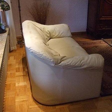 Nachher - Aufbereitete weiße Ledercouch im Wohnzimmer