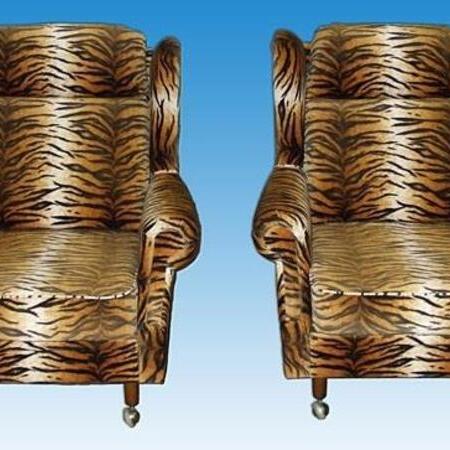 Sessel in einem altem Design mit Tigermuster auf hellblauem Hintergrund