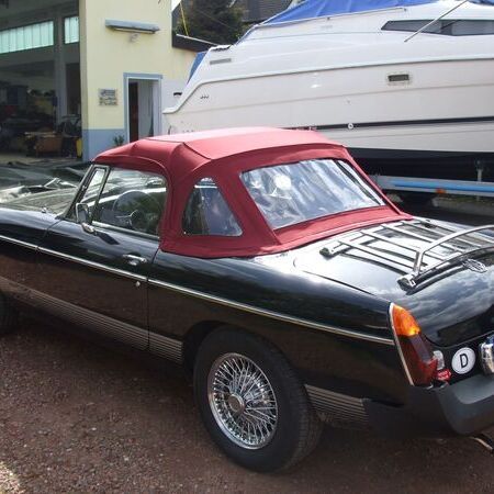 Ein schwarzes Auto mit rotem Cabrioverdeck