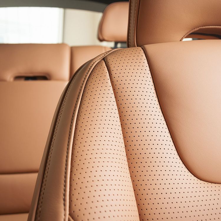 Innenansicht eines Autos mit hellbraunen Ledersitzen