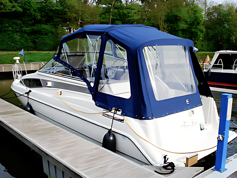 Ein Boot ist am Steg angelegt
