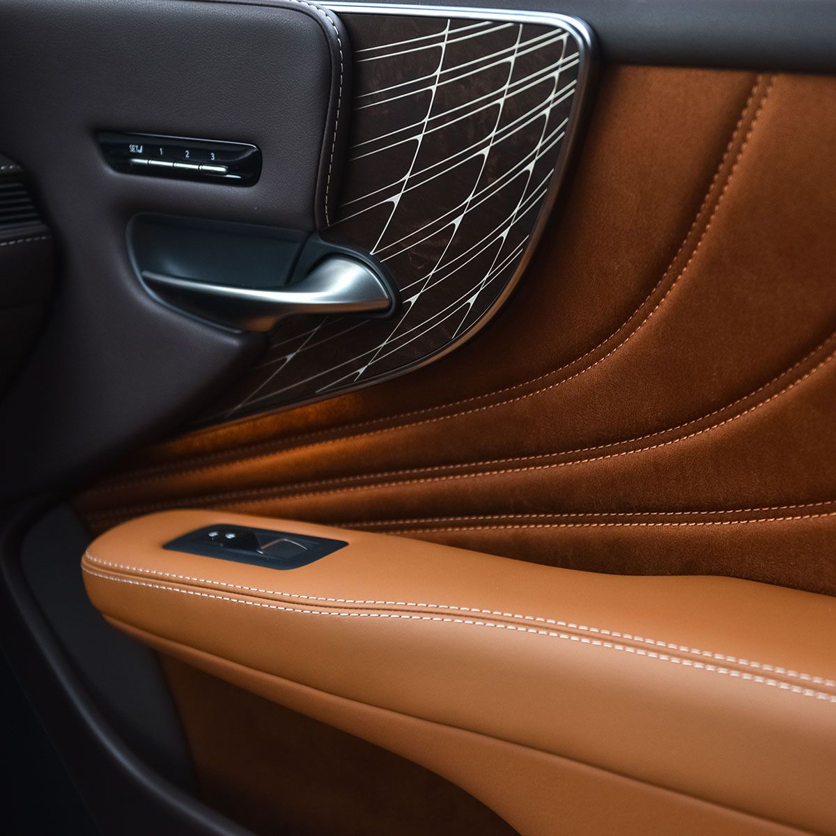 Luxuriöses Auto-Interieur mit Lederpolsterung und Holzverkleidung, das Eleganz und Komfort ausstrahlt