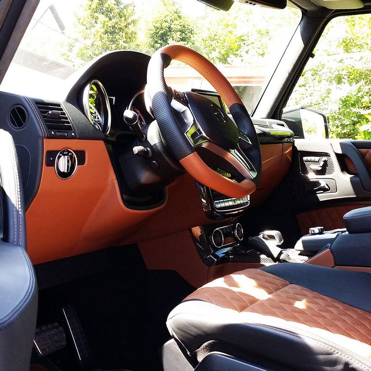 Das Interieur eines Fahrzeugs mit eleganten Ledersitzen und einem modernen Lenkrad