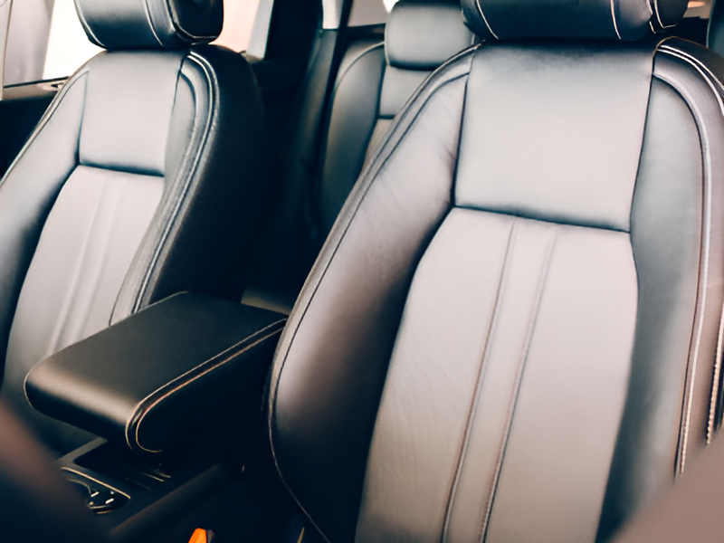 Das Interieur eines Fahrzeugs mit eleganten schwarzen Ledersitzen